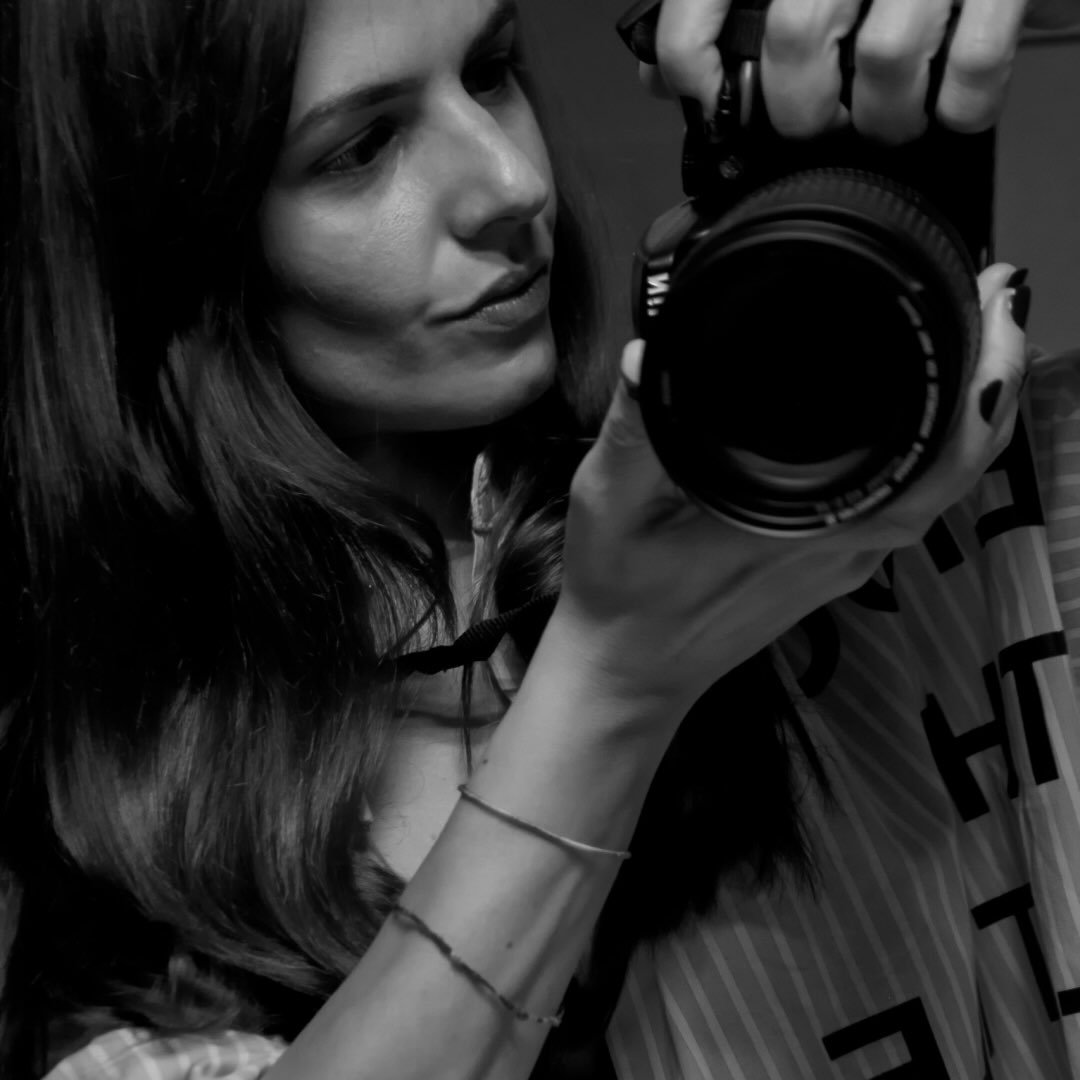Cinzia Carroccia con la sua macchina fotografica